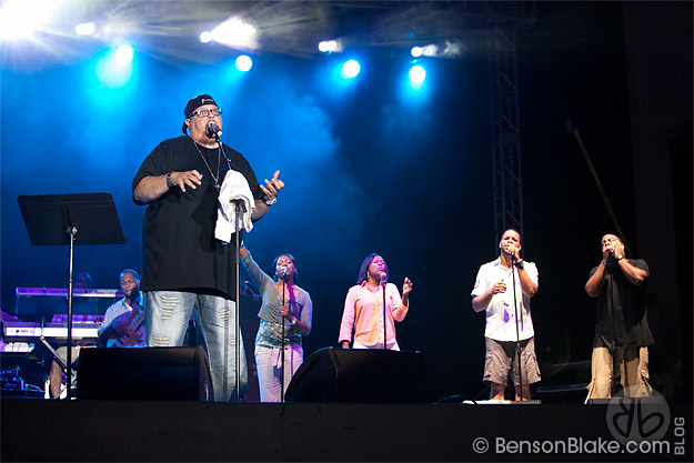 Fred Hammond performing